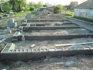 30.04.2010 šalovačky zaliate betonom, vošlo cca 400 furikov betonu, betonovali sme dvaja dva dni!!