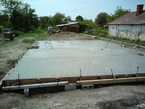 24.05.2010 platna hotová, vošlo 22m3 betonu