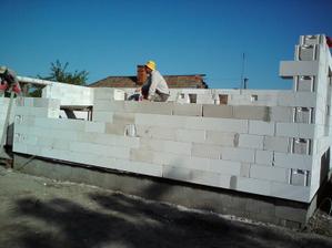 24.06.2010 začal sa štvrtý deň murovania . .