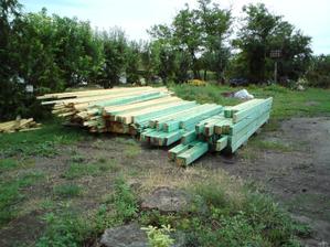 26.07. 2010 prišlo drevo na krov a začali sme ho natierať..