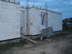27.07.2010 začali sme murovať stĺpiky
