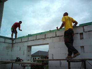 04.08.2010 tesári prišli a začalo sa makať na streche..