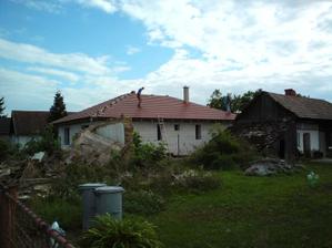 03.09.2010 takže ešte hrebenáče a strechu máme hotovú!!!