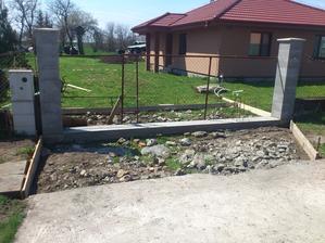 19.04.2013 pracovali sme na príjazdovej ceste