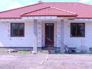 03.08.2011 a tu už finálna podoba na druhý deň po montáži aj s čiastočne podmurovanými vchodovými dverami a terasovými dverami..