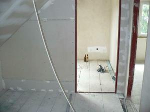 protoze se nam behem rekonstrukce narodil treti synek tak jsem udelali jeste jeden pokojicek:-)Ale je malicky tak to bude asi spis neco na prilezitostne prespani nebo satna :-)