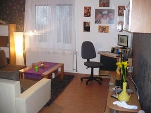 Nas skoro dodelany obyvak-i s neporadkem na stene.Kluci marodi tak frci pohadky :-)