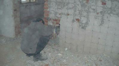 manza otlouka zed po dlazdicich u kamen.....