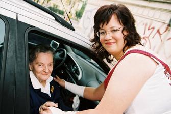 Moje milovaná babička, 84 let, musela být na vozíku protože jí to moc neťape, ale byla šťastná, protože Honzu má moc ráda. A dodnes na naši svatbu vzpomíná, jak byla krásná...