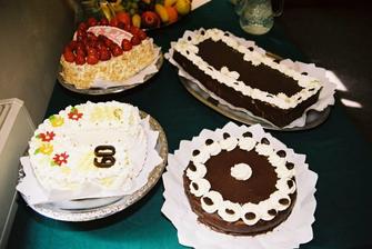 Jogurtovo jahodové srdce, punčák, pařížský - každý si mohl vybrat... Maminku sice trochu mrzelo, že nemáme patrový, vyloženě se na patrový těšila, ale dali jsme přednost praktičnosti a svobodě výběru ;-) Podkovička byla pro Honzovy prarodiče, kteří t