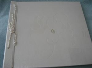 svadobny album som dostala od Lenky & Gabiky k narodkam... dik baby
