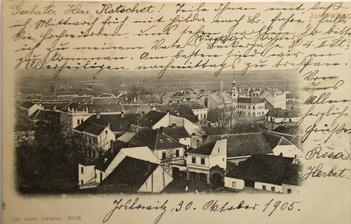 cca 5cm z leva 5cm zvrchu a 5cm ze spodu obrázku je vidět naše budova na staré fotce z roku 1905