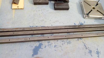 V rozostupe 10cm som navŕtal diery priemeru 6,5mm na zaisťovacie kolíky