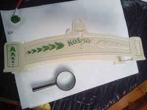 Dnes ráno, len čo som dopil kávu, už som aj sedel v altánku a pokračoval v maľovaní. V jednej ruke lupa, v druhej tenučký štetec. Teraz sú už ornamenty kompletne namaľované a pokračovať budem zase poobede, až farba zaschne
