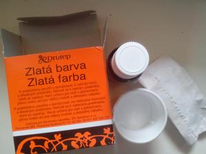 V balení je kelímok na zarobenie farby, fľaštička s priesvitným acetónovým lakom a malý sáčik so zlatým práškom. Netreba toho veľa zarobiť, tak na špičku noža a pár kvapiek laku. Potom doriediť acetónom podľa potreby