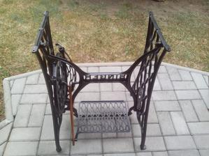 Pohľad zo zadnej strany, kde je pekne vidieť prevodzo šľapadla na hnacie koleso pomocou drevenej, mahagónovej, geniálne vymyslenej ojnice.