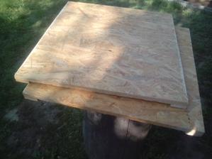 Dná zásuviek som vyrobil z 18mm hrubej vodovzdornej OSB dosky a na krajoch zo spodnej strany sú klazáky, na ktoré sa pevnia koľajničky.