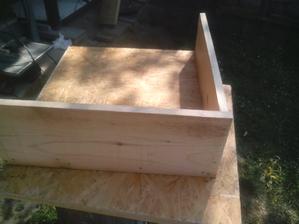 Na čelo zásuvky sa bude vo finále ešte lepiť laminát, z akého je pracovná doska.