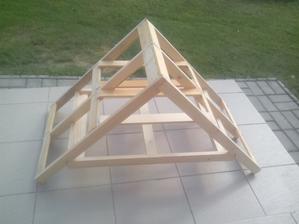 Konštrukcia strechyuž aj s latkami na pripevnenie tatransjého profilu a v hornej časti som spravil ešte jedne priestor na údenie niečoho na hliníkových podnosoch.