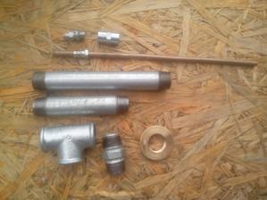 Tieto všetky komponenty som kúpil v železiarstve (1/2" trubky, T-kus a upevňovacia matica) a v predajni súčiastok brzdová trubka priener 6mm, spojka a odvzdušňovacia skrutka. Cena za všetko necelých 5€