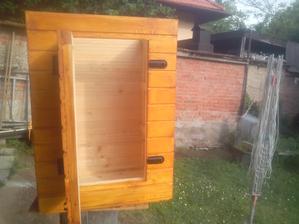 Z vonkajšej strany natreté pre ochranu proti poveternostným vplyvom a vo vnútri prírodné drevo. :o)