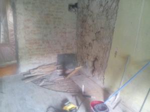 Keď som prišiel, kachľová pec už bola rozobratá a vynesená z domu, omietka zo stien otlčená a na mňa ostalo vyrezať štvrťkruh do drevenej podlahy.