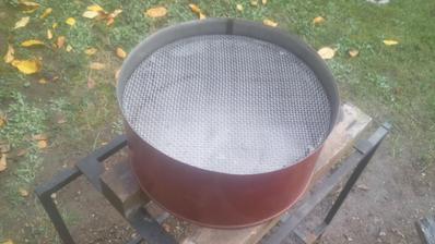 Hotový rošt som vložil do spodnej časti suda. Ešte budem musieť spraviť dvierka na prikladanie dreva na kúrenie.