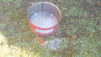 Dnes 13.11.2016 ráno riadne mrzlo. Voda natečená na vrchu údiarne bola zamrznutá. Spravil som na spodný diel údiarne nožičky a môže sa začať skúšobná prevádzka.