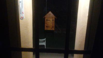 Rozmazaná fotka, ale takto som umiestnil údiareň na dvore, aby som ju mal na dohľad cez kuchynské dvere. :o)