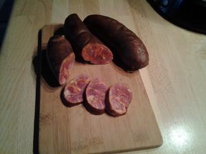 Po troch dnoch co klobasa visela v chlade som ju narezal a myslim ze aj vzhladovo a na chut je dobra. Snad trochu malo slana a este moc cerstva. Prave ju skusam varit. Ale ako prvy pokus celkom dobre. :-)