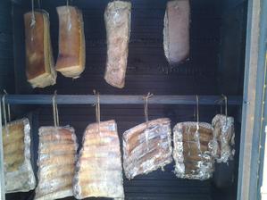 po šiestich hodinách údenia už začína mať slanina celkom peknú farbu. Rebierka o chvíľu už vyberiem a slaninu budem ešte do zajtra údiť :-)