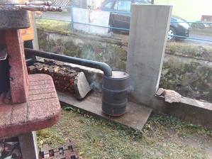 Dnes 22.11.2017 som zakúril v piecke a len čo sa údiareň trochu zahreje a vydymí, môže sa začať údiť.