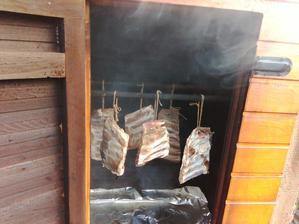 Prvých šesť rebierok, ktoré boli týždeň v slanom páci sa už budú údiť. Slanina musí ešte týždeň ostať naložená v páci a potom príde jej čas. :o)