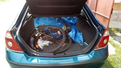 Vo štvrtok 3.8.2018 mi zatelefonoval známy z At, že v kontajneri je vyhodený starý bicykel, že či nemám o neho záujem. Samozrejme, že som mal a hneď som frčal do Atá