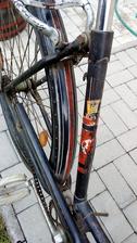 Je obdivuhodné, ako sa v tých časoch dokázali vyhrať na "obyčajnom" bicykli určenom na každodenné používanie s takýmito ozdobnými detailami.