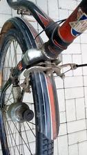 Detail predne j vidlice s brzdou a dynamom.