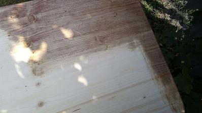 Pre porovnanie vzhľad pred a po aplikácii prvého náteru.
