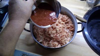 Tentokrát robím naozaj len na rýchlu konzumáciu z necelých 4 kg mäsa, lebo predsa je ešte dosť teplo na skladovanie hotových klobás.