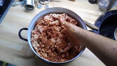 Už len premiešať pomletú mäsovú zmes s tými správnymi ingredienciami a dať na dva dni do chladničky.