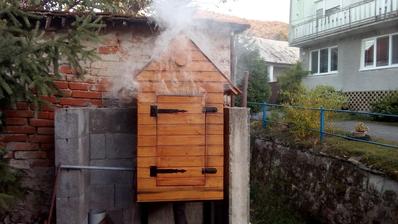 V nedeľu 14.10.2018 som po takmer roku zase zakúril v údiarni a otestoval jej funkčnosť. Čas robenia klobás a slaniny sa blíži.