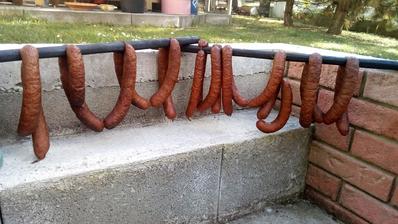 Ešte dve hocinky som ich poúdil a teraz sa budú pár dní vetrať v pivnici voľno zavesené v prievane. Tentokrát mám v pivnici dosť sucho.