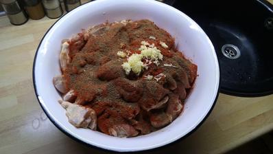 Pridal som všetky potrebné ingrediencie - tentokrát skúšam recept z maďarskej stránky - vraj na nerozoznanie od čabajskej klobásy.
