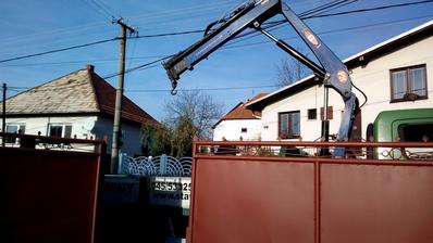 Prišlo auto s rukou a donieslo dlažbu. Super, že mi ju mohol cez bránu zložiť do dvora.