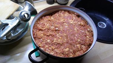 Je 23,00 a ja mám konečne pomleté mäso. Teraz som ho dal ešte do chladničky a zajtra ráno ho budem plniť do čriev.