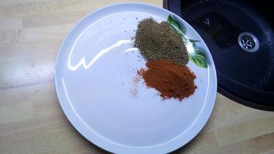 Dnes 26.11.2018 som si pripravil koreniny. Mleté čierne korenie s bobkovým listom a mletá chili paprika.