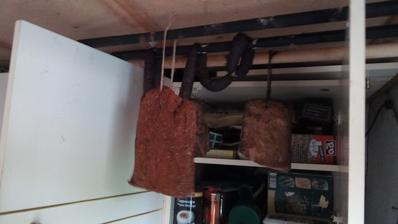 A už visí na mieste medzi ostatnými. Pre zaujímavosť - slanina v zadu tam visí od novembra minulého roka. Je to pokus - sušená slanina.