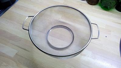 Idem vyskúšať vlastnú variantu vyvíjača dymu. V Pepco som kúpil sitko na múku, priemer 24cm, za 2,50.-€