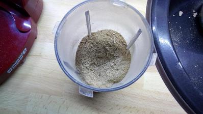 Po rozdrvení štiepky na piliny sa zmenší ich objem približne na polovicu. Z jednej plnej nádoby je po rozdrvení polovica.