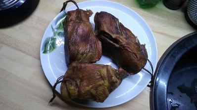 Dnes ráno som vybral krkovičku z údiarne, lebo som nechcel aby bola preúdená. Snáď sa údila dosť dlho a bude dobrá.