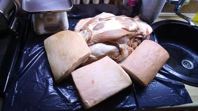 Dnes 7.12.2018 som zase neodolal a kúpil som takmer 15kg mäsa na klobásy. Bôčik, pliecko a výrez. Tak sa idem do toho pustiť.